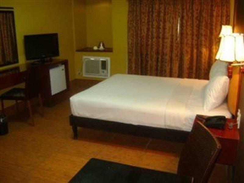 Pamulinawen Hotel Laoag Bagian luar foto