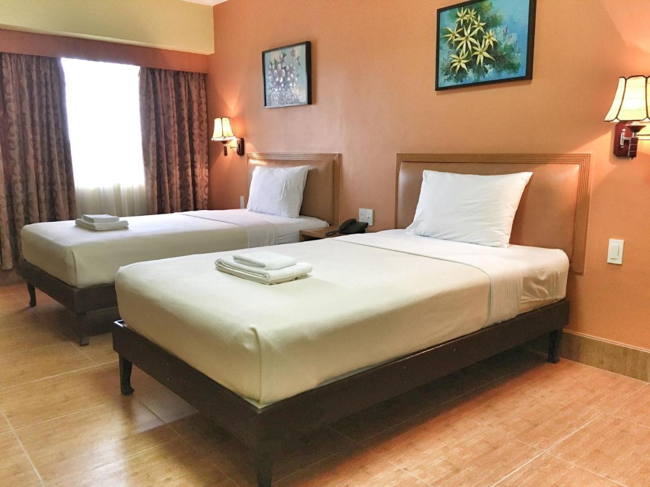 Pamulinawen Hotel Laoag Bagian luar foto